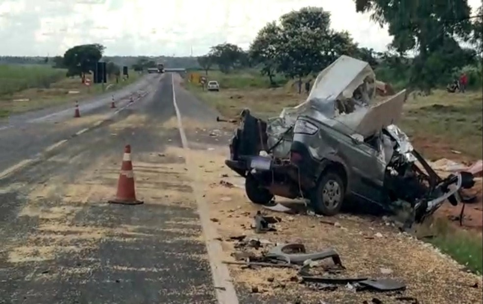 Acidente mata duas pessoas na BR-153 em Icém (SP) — Foto: Polícia Rodoviária Federal/Divulgação