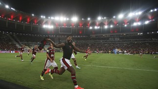 Rodinei comemora após cobrar pênalti que definiu título do Flamengo — Foto: Alexandre Cassiano
