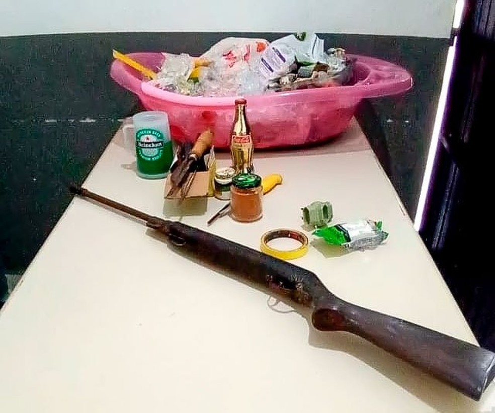 Objetos foram recolhidos pela polícia na casa do homem detido — Foto: Willians Biehls/Portal Nova Veneza