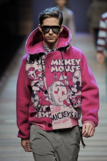 Em 2011, Mickey voltou a riscar a passarela da Dolce & Gabbana, desta vez dando as caras na coleção masculina da D&G