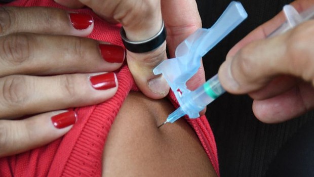 Vacinação está indicada inclusive para quem já teve a covid-19 no passado (Foto: Getty Images via BBC)