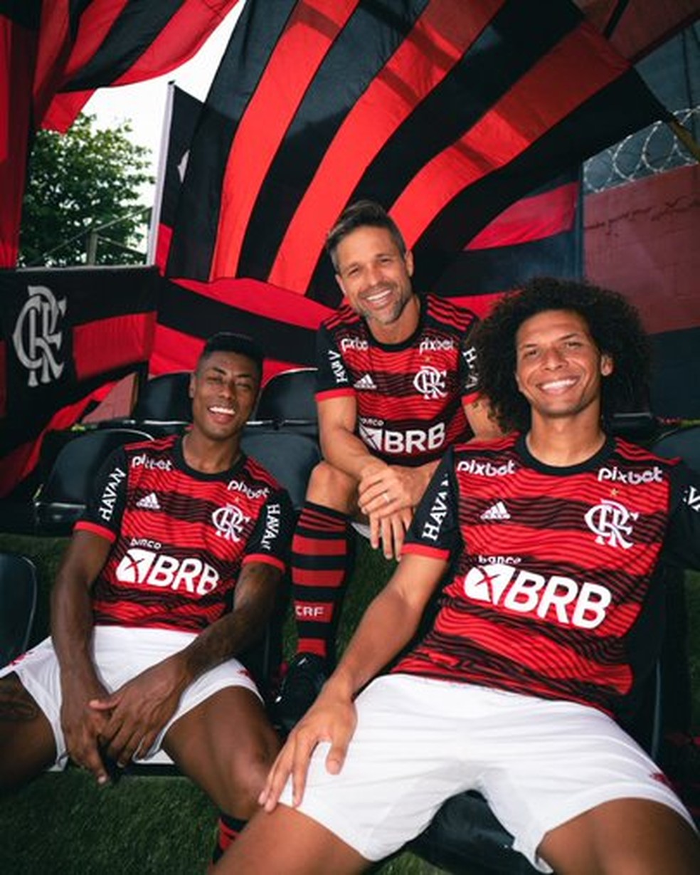 Bruno Henrique, Diego e Arão são modelos da nova camisa — Foto: Reprodução