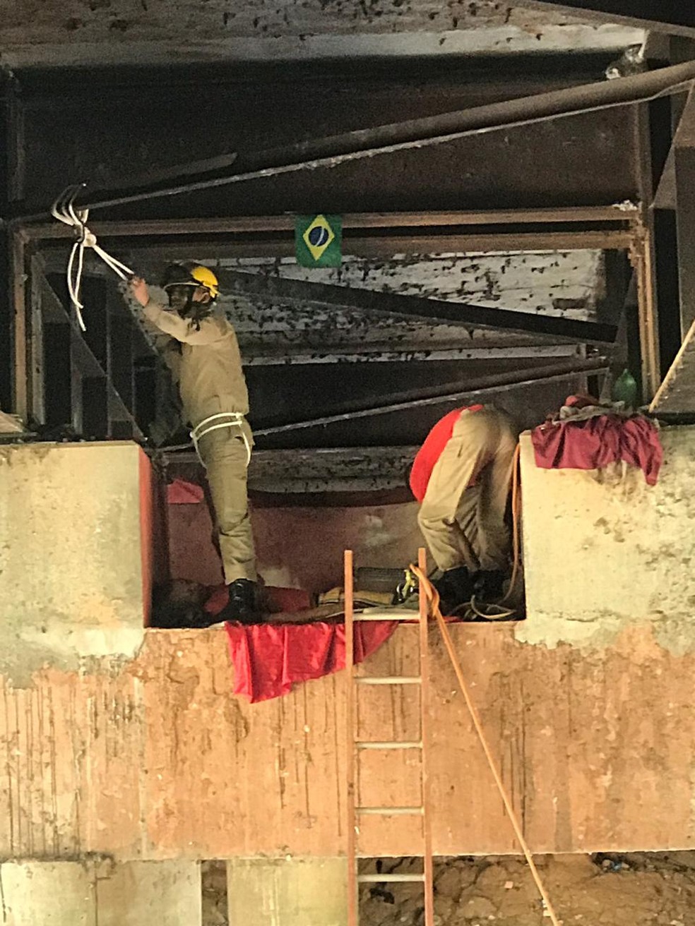 Bombeiros levaram pelo menos uma hora para fazer resgate — Foto: Arquivo pessoal