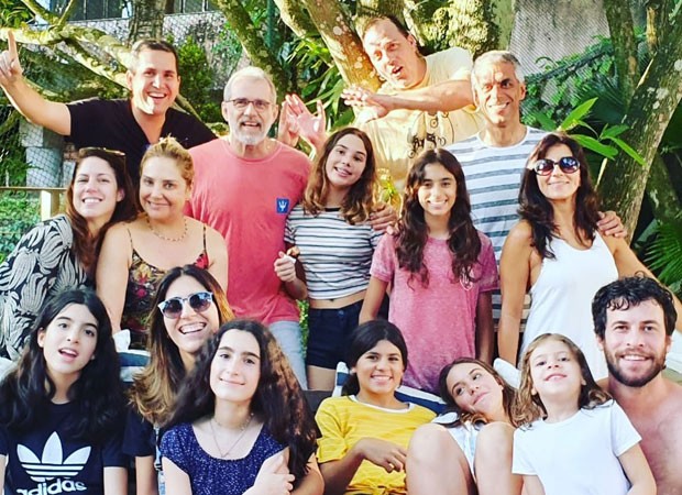 Heloisa Périssé com a família e os amigos (Foto: Reprodução/Instagram)