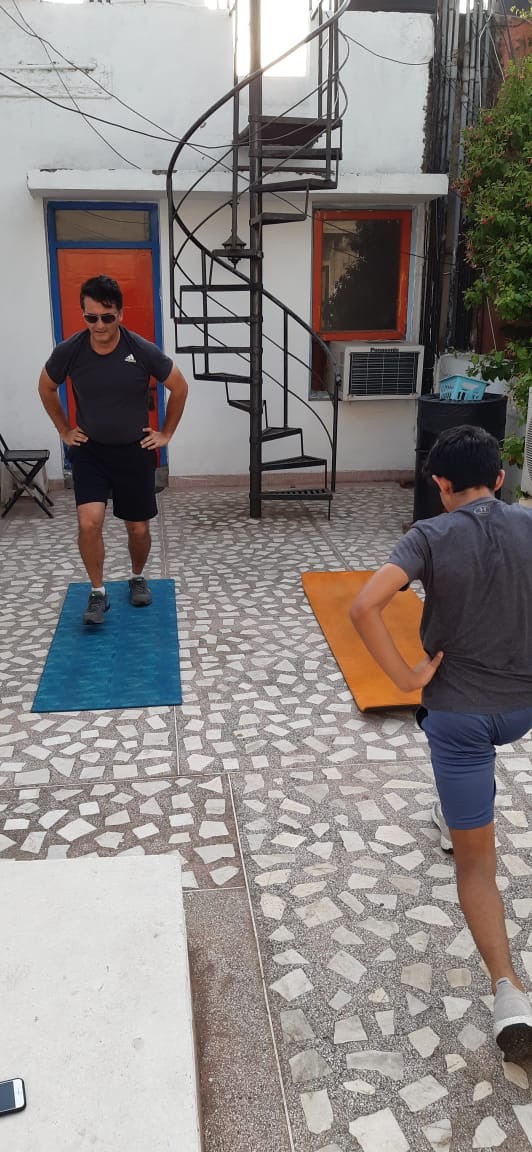 Pai e filho praticando yoga no terraço (Foto: Arquivo Pessoal) Pai e filho praticando yoga no terraço (Foto: Arquivo Pessoal)
