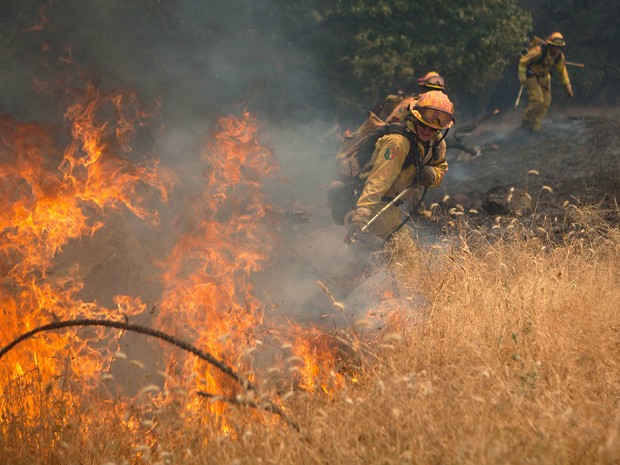 Bombeiros trabalham no combate ao fogo na Califórnia, nos Estados Unidos (Foto: Max Whittaker/Reuters)