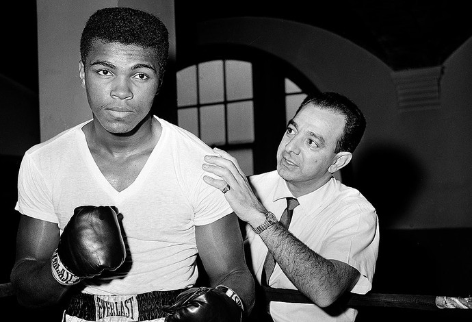Muhammad Ali com o técnico em 1962 (Foto: AP)