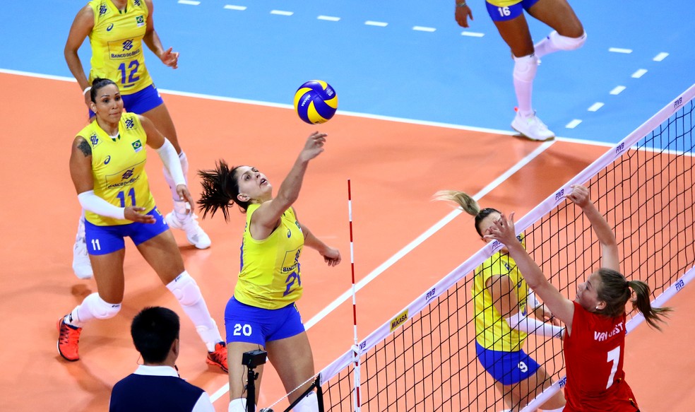Bia apareceu muito bem no início e no fim do segundo set (Foto: Divulgação / FIVB)