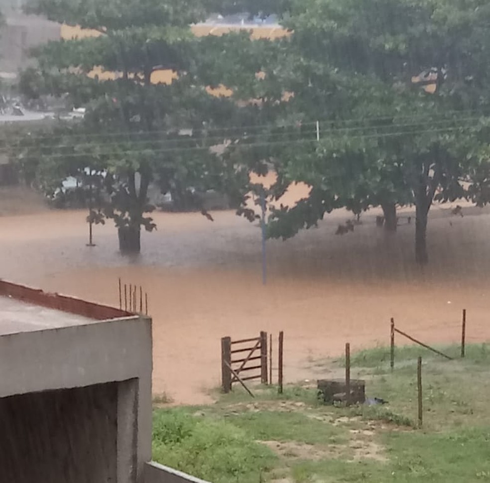 A chuva forte deixou ruas alagadas e causou transbordo nos canais de escoamento — Foto: Divulgação/Defesa Civil de Itaperuna