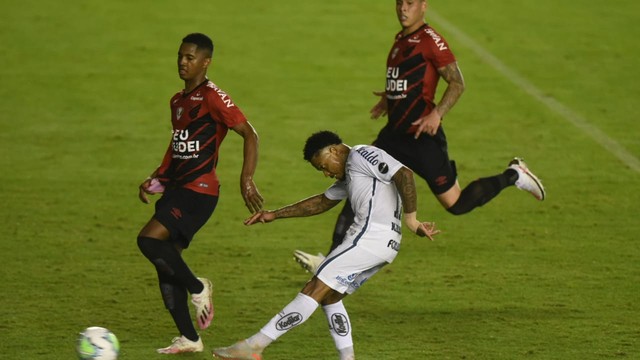 Marinho enche o pé para fazer o terceiro gol do Santos contra o Athletico