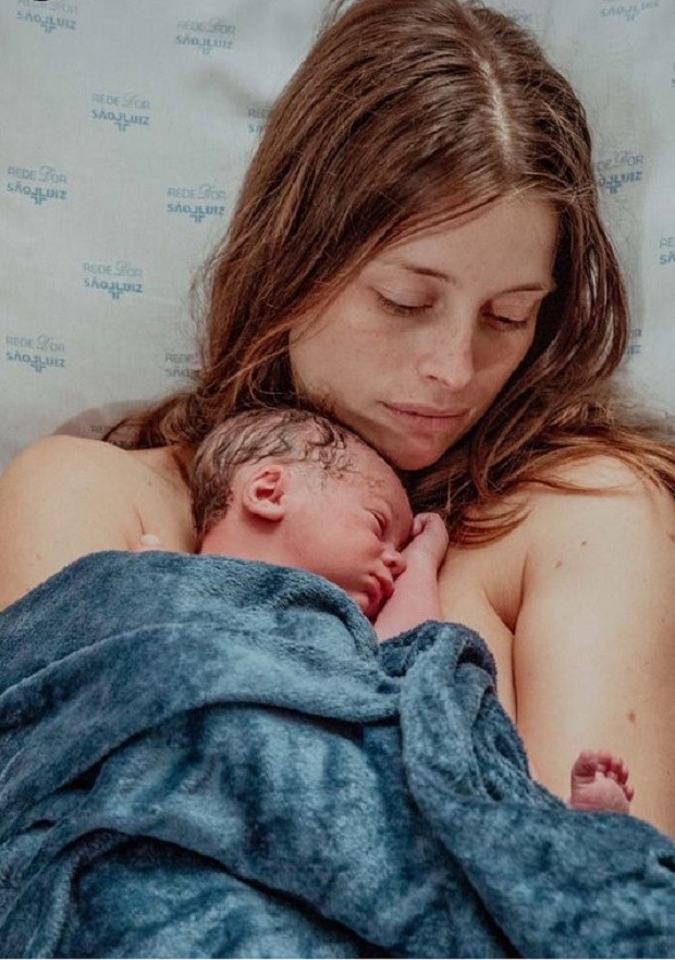 Flávia Lucini com o filho recém-nascido, Toni (Foto: Yuri Campos)