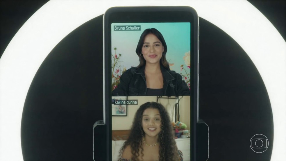 Em um chat de vídeo, a adolescente Karina (Danielle Olímpia) conversa com a falsa influencer Bruna Schuler (Giullia Buscacio), que na verdade é um deepfake feito por um pedófilo — Foto: Divulgação/Rede Globo