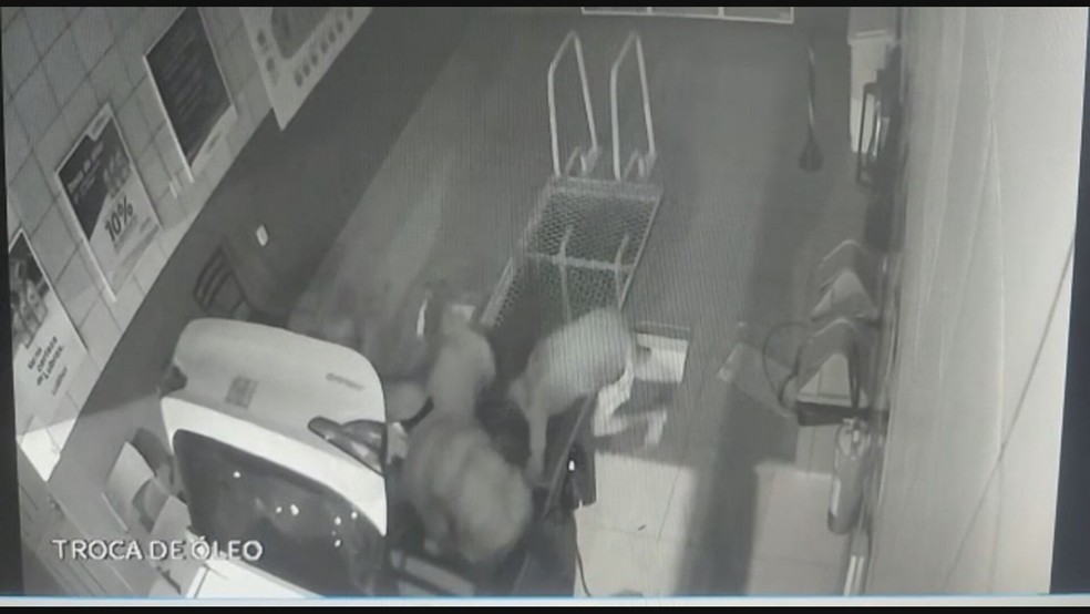 Homem cai em buraco durante roubo a posto no DF — Foto: Reprodução