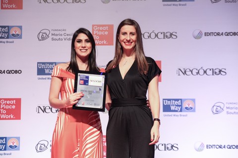 Patrícia Fonseca Mariano, business partner de gestão de pessoas do Centro Universitário Una, recebe o troféu GPTW 2019
