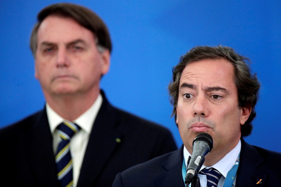 Presidente da Caixa Pedro Guimarães fala junto a Jair Bolsonaro em anúncio de medidas econômicas durante a pandemia de Covid — Foto: Ueslei Marcelino/Reuters/Arquivo