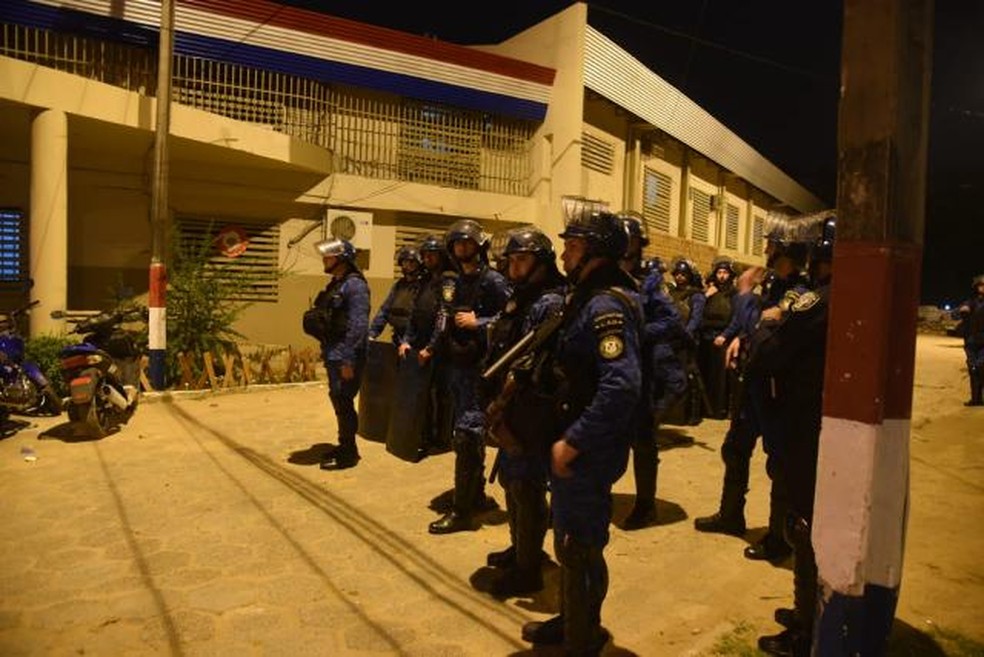 Policias no momento da rebeliÃ£o que deixou 10 mortos no Paraguai  â€” Foto: PolÃ­cia Nacional Paraguaia/DivulgaÃ§Ã£o