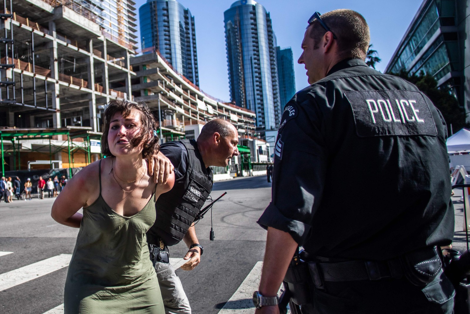 Policial do Serviço Secreto americano imobiliza manifestante no chão depois que ela correu em direção a uma carreata a caminho do Centro de Convenções de Los Angeles, onde os líderes norte e sul-americanos estão reunidos para a nona Cúpula das Américas em Los Angeles, em 8 de junho de 2022  — Foto: Apu GOMES / AFP