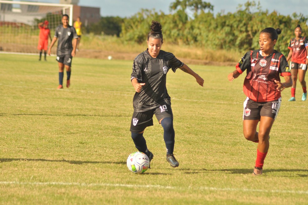 Atacante Laura marcou 12 gols na temporada — Foto: Divulgação / VF4