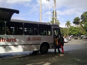 Ônibus coletivos de João Pessoa já circulam na manhã desta segunda-feira cobrando tarifa nova (Foto: Wagner Lima/G1)