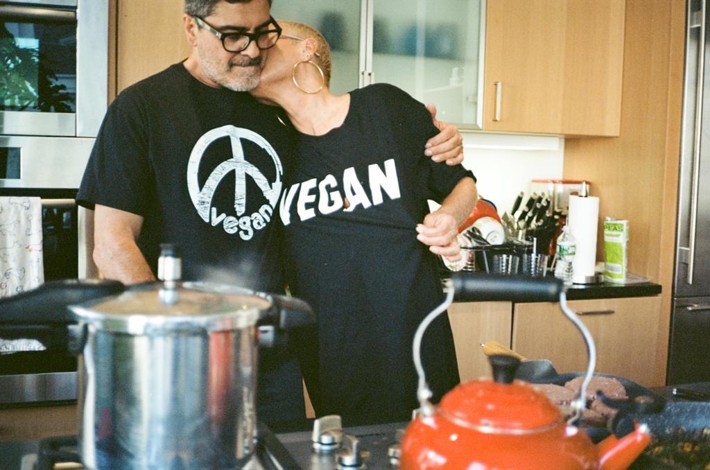 Xuxa Meneghel e Junno Andrade cozinham juntos em casa (Foto: Arquivo pessoal)