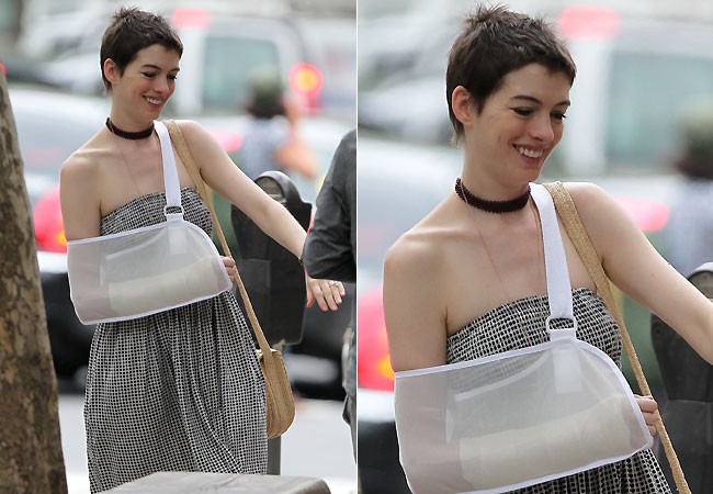 Anne Hathaway circula com o braço quebrado pelo bairro do Brooklyn, em Nova York (Foto: Splash News)