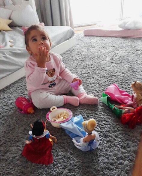 Maria Flor brincando de boneca (Foto: Reprodução/ Instagram)