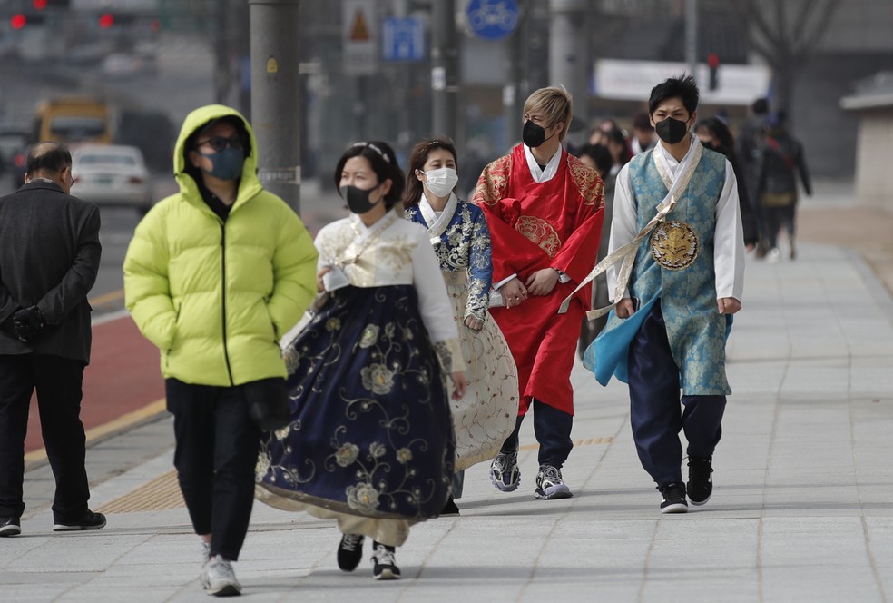 População da Coreia do Sul utiliza máscaras de proteção para evitar a contaminação do novo coronavírus — Foto: AP Photo/Lee Jin-man