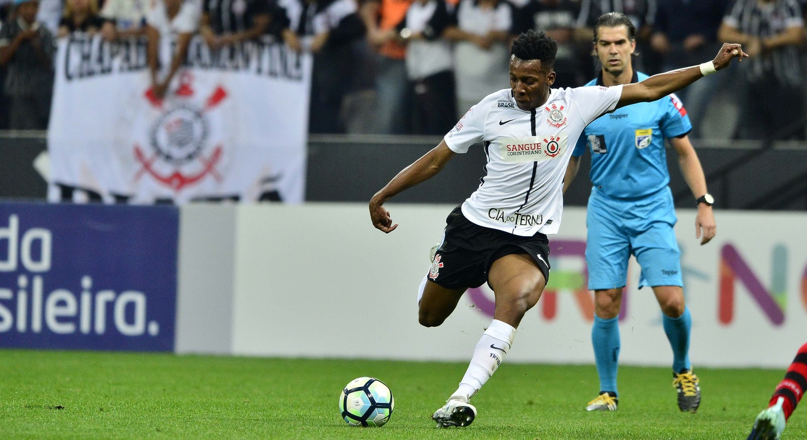 Botafogo se aproxima de acerto com lateral-esquerdo Moisés, do Corinthians