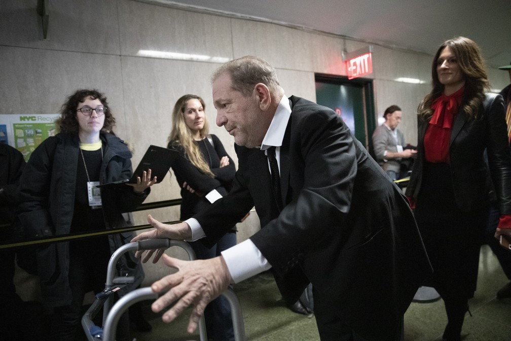 10 de janeiro - Produtor Harvey Weinstein deixa tribunal em Nova York (EUA), onde acontece julgamento sobre casos de abuso sexual — Foto: Mark Lennihan/AP