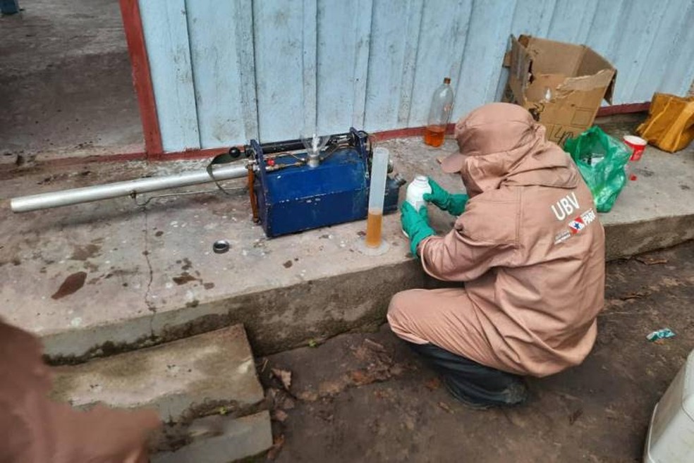 Técnico da Sespa prepara inseticida para combate ao mosquito da malária — Foto: Agência Pará/Divulgação