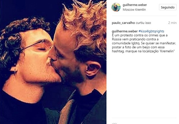 Beijo entre Wagner Moura e Guilherme Weber (Foto: Reprodução/Instagram)