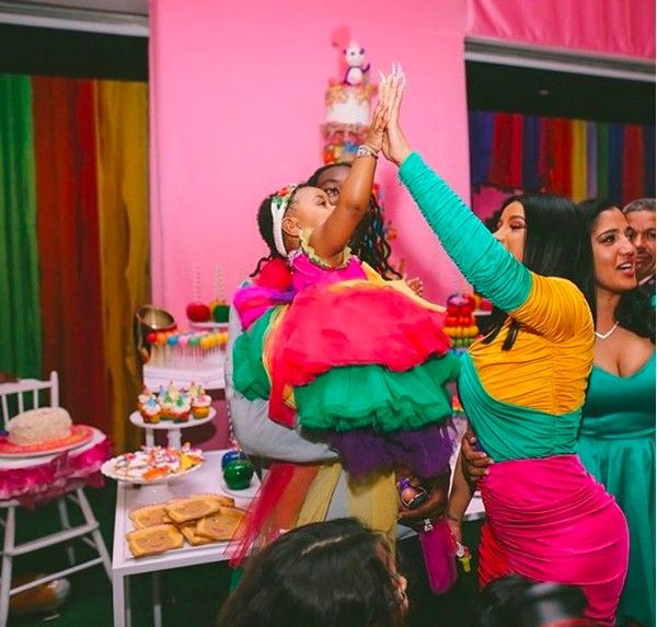 A antora Cardi B e o rapper Offset na festa de aniversário de um ano da filha dos dois (Foto: Instagram)