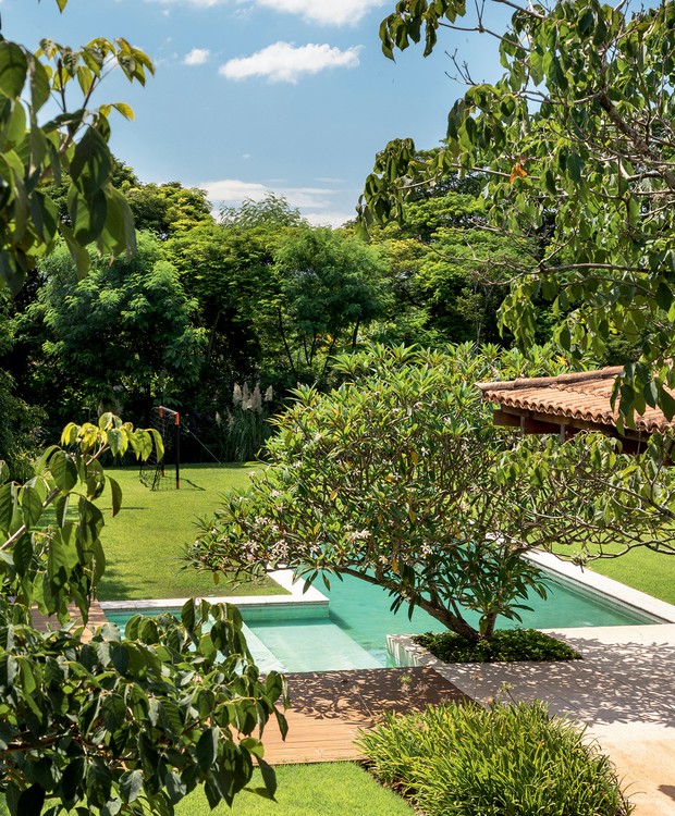 Casa de campo possui jardim com mais de 50 espécies de fácil manutenção - Projeto de Catê Poli (Foto: Evelyn Muller / Divulgação)