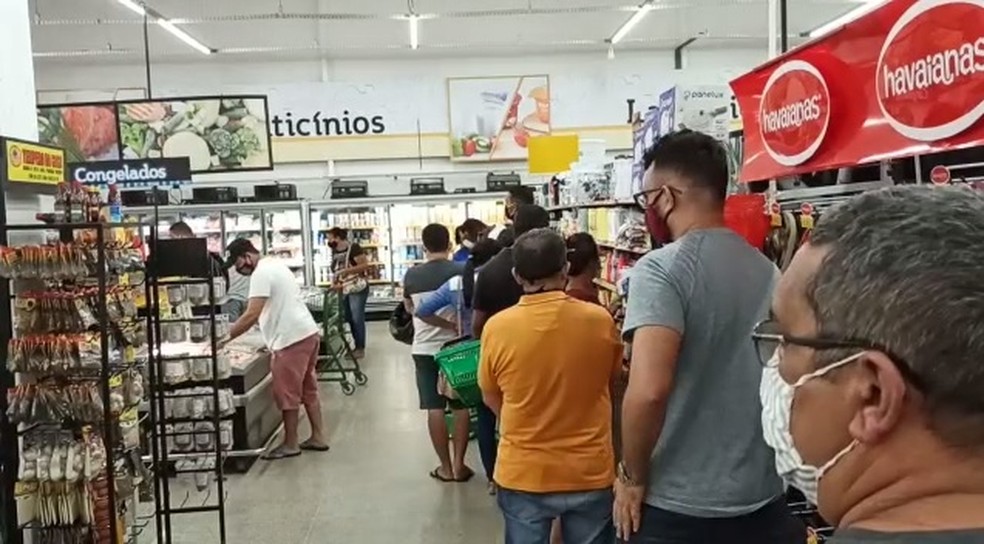 Supermercado de Teresina lotado após decreto que impede abertura no fim de semana — Foto: Anielle Teixeira/TV Clube