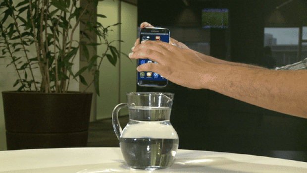 Galaxy S7 e S7 edge, smartphones da Samsung, voltam a ser à prova d'água. (Foto: G1)