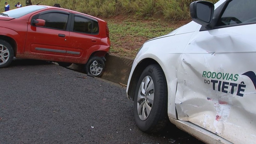 Outro motorista se distraiu com capotamento e provocou outro acidente (Foto: Reprodução/TV TEM)