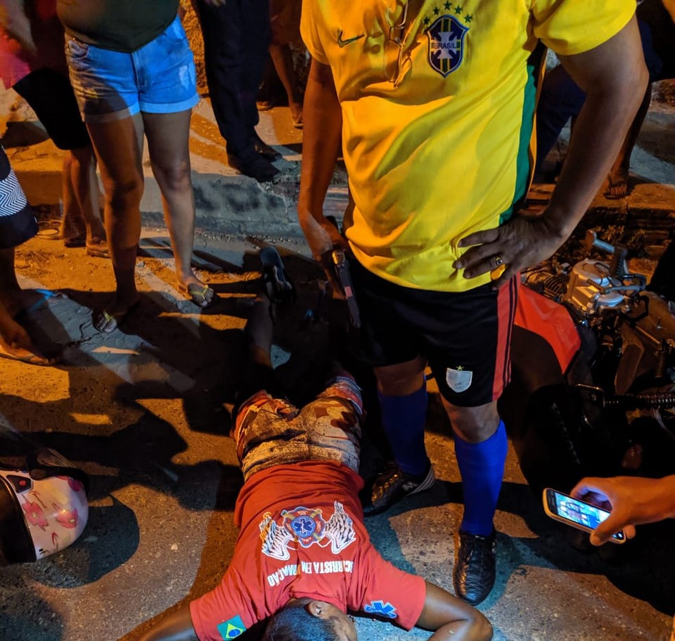 Suspeito de assalto é imobilizado pela vítima — Foto: Divulgação/PM
