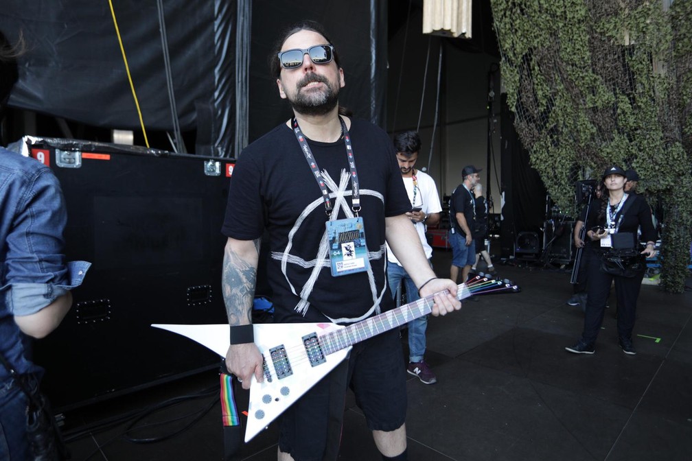 Andreas Kisser tocará com 'guitarra da diversidade' durante show do Sepultura no Rock in Rio — Foto: Melissa Castro/Divulgação