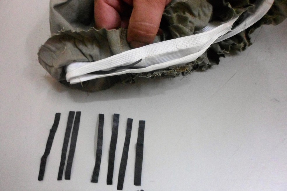 Agentes penitenciários acham droga sintética escondida na costura de bermuda enviada a preso em Mairinque — Foto: Secretaria de Administração Penitenciária/Divulgação