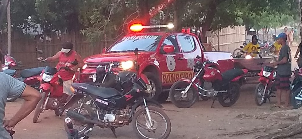 Corpo de Bombeiros inicia buscas no Rio Parnaíba, em União — Foto: Lays Santos/Clique União