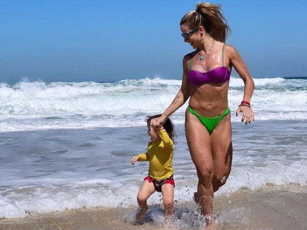 Dany Bananinha aproveita dia de praia com a filha, Lara (Foto: Reprodução/Instagram)
