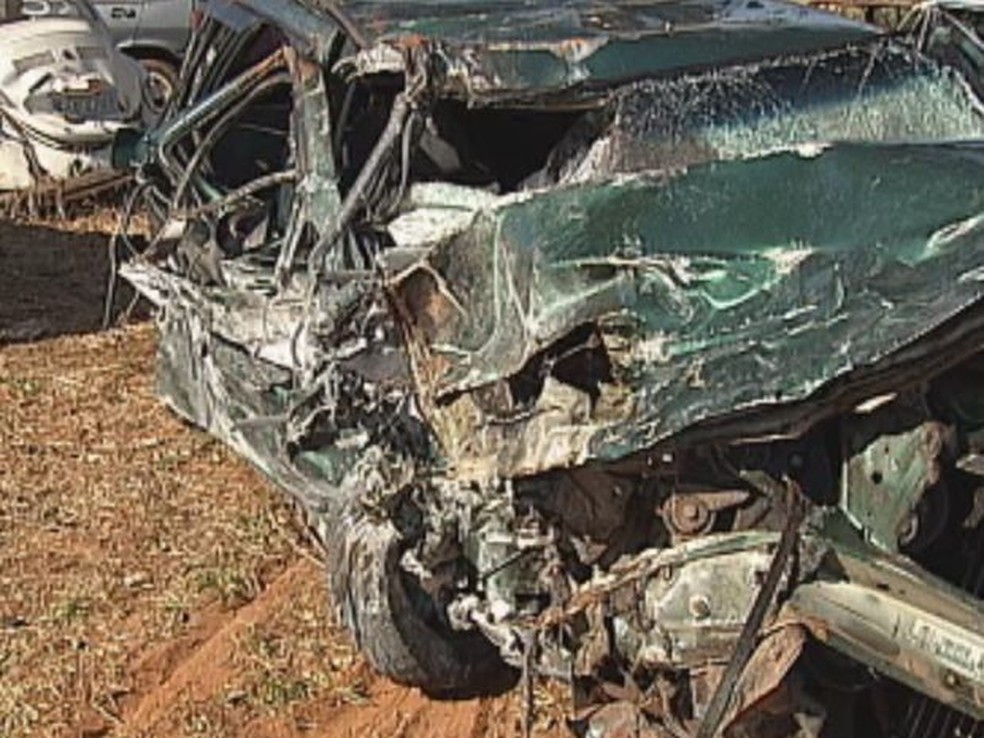 O carro em que estavam as primas ficou totalmente destruído.  — Foto: reprodução/TV Tem