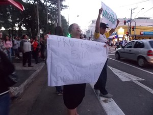 Mulher participa de protesto no centro de São José dos Campos (Foto: Renato Celestrino/G1)