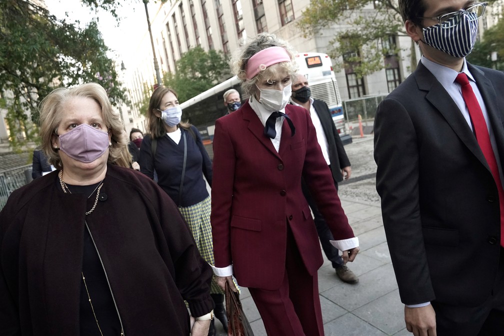Jornalista E. Jean Carroll chega para audiência na corte de Nova York em foto de 21 de outubro de 2020 — Foto: Carlo Allegri/Reuters/Arquivo