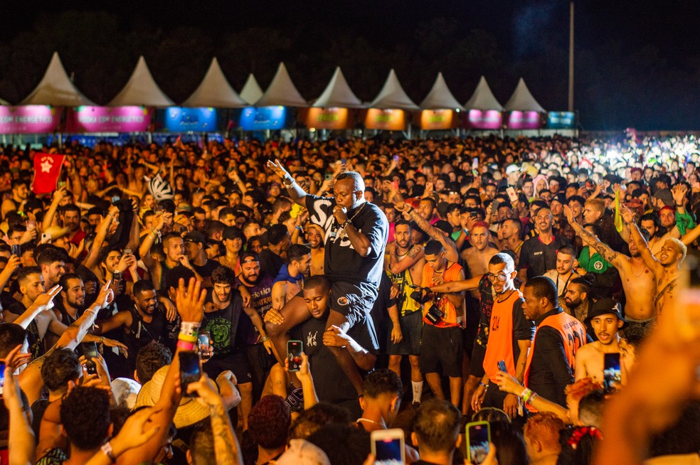 Djonga foi para o meio do público na Tusca 2022 — Foto: Lennon Abreu/g1