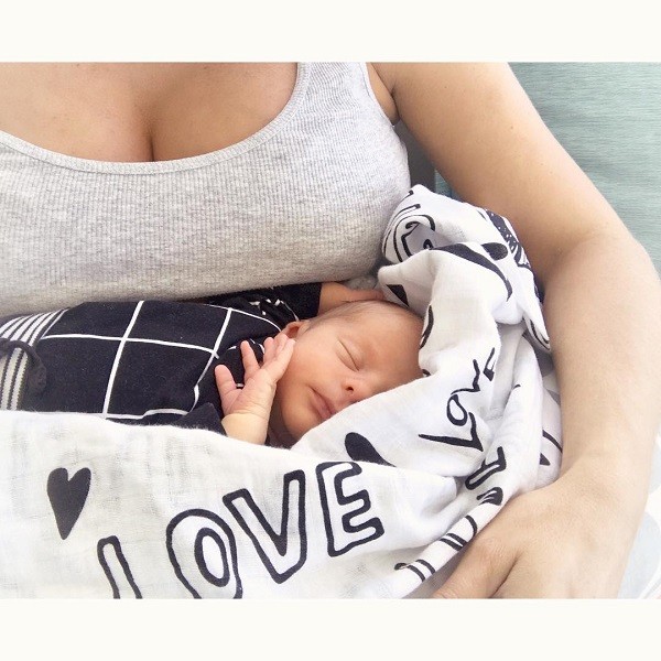 Karina Bacchi faz campanha de aleitamento materno  (Foto: Reprodução Instagram)
