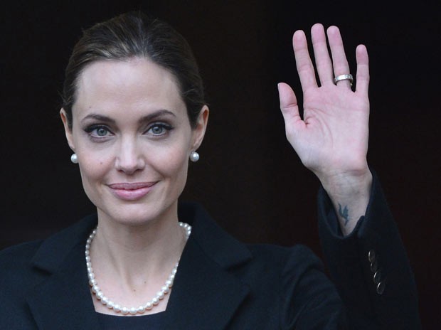 A atriz Angelina Jolie nesta quinta-feira (11) em Londres (Foto: Reuters)