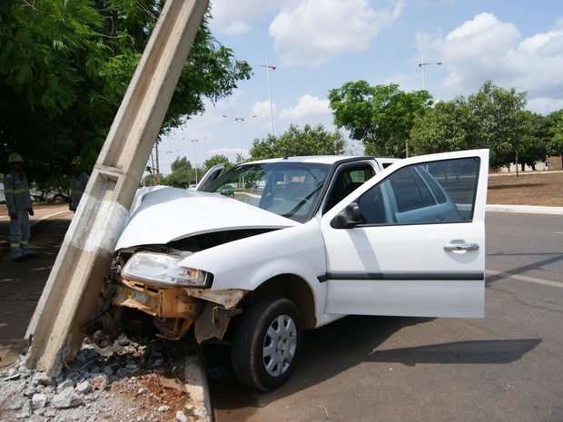 Motorista bateu em poste na avenida Ns-4 em Palmas (Foto: Paparazzo Caminhões/Divulgação)