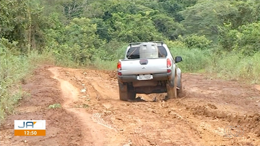 Motoristas sofrem com a falta de infraestrutura — Foto: Reprodução/TV Anhanguera