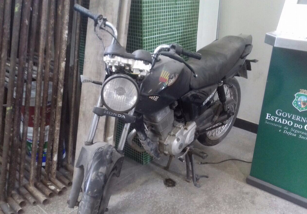 Moto que estava com um dos suspeitos era roubada, segundo a polícia. (Foto: Leandro Silva/TV Verdes Mares)
